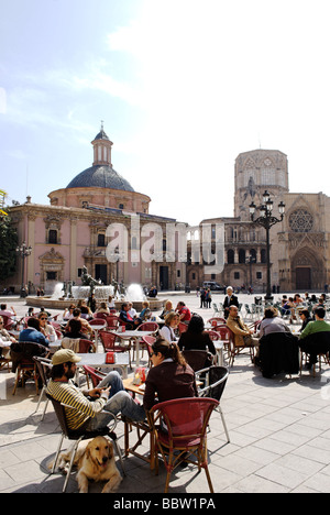 Leute sitzen im Caféterrasse vor der Kathedrale am Plaza De La Virgen in zentralen Valencia, Spanien Stockfoto