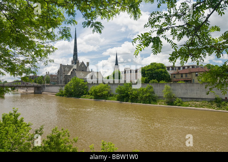 Grand River und die Main Street Bridge. Einen grünen Rahmen, eine Ansicht der Innenstadt von Cambridge und dem Grand river Stockfoto