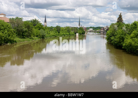 Grand River in Cambridge. Die Türme der beiden Kirchen in Cambridge spiegeln sich in den ruhigen Gewässern des Grand River. Stockfoto