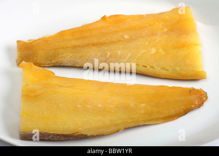 Zwei Filets vom geräucherten Schellfisch auf einem weißen Teller Stockfoto