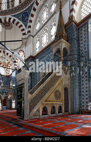 Kanzel, Minbar, im Gebetsraum, Wanddekorationen mit Iznik Fliesen, Ruestem Pasa Moschee, Eminoenue, Istanbul, Türkei Stockfoto