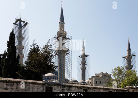 Eingerüstet vier Minarette, Renovierung der Sueleymaniye Moschee, Istanbul, Türkei Stockfoto