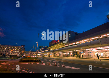 Straßen mit beleuchteten Lichter am Flughafen-terminal Stockfoto