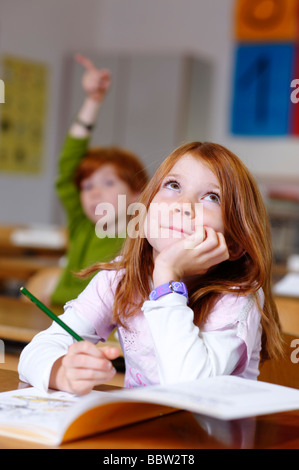 Kinder in einem Klassenzimmer in Grundschule, Mädchen suchen, clever, schlau und sachkundig, gleich Oppurtunity in der Bildung-sy Stockfoto