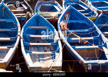 klassische blaue einheimische Fischerboote im Hafen von Port du Skala in Essaouira Marokko in Afrika Stockfoto