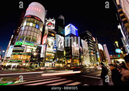 Straße mit Shopping-Malls am Straßenrand Stockfoto