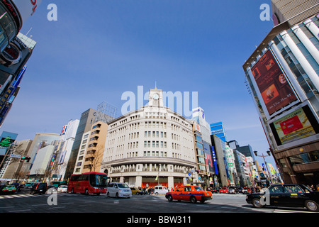 Fahrzeuge, die sich kreuzenden Straße mit Shopping-malls Stockfoto