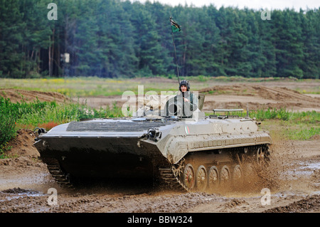 Tank-Fahrschule für Touristen, BMP gepanzerte Fahrzeug, Steinhoefel, Brandenburg, Deutschland, Europa Stockfoto