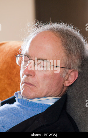 sechzig Jahre alten Mann auf der Couch schlafen Stockfoto
