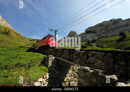 Zahnrad-Bahn auf dem Pilatus, ein Freizeit Berg in der Nähe von Luzern, die 48 % Steigung machen es die steilste Zahnradbahn railw Stockfoto