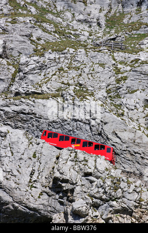 Zahnrad-Bahn auf dem Pilatus, ein Freizeit Berg in der Nähe von Luzern, die 48 % Steigung machen es die steilste Zahnradbahn railw Stockfoto