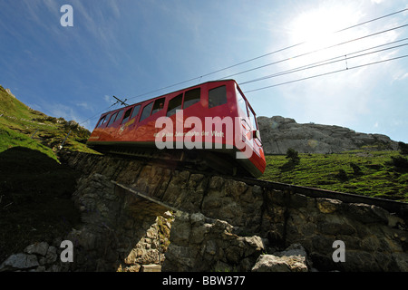 Zahnrad-Bahn auf dem Pilatus, ein Freizeit Berg in der Nähe von Luzern, die 48 % Steigung machen es die steilste Zahnradbahn railw Stockfoto