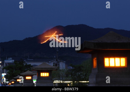 Japanische Zeichen auf Hügel mit beleuchteten Lichter Stockfoto