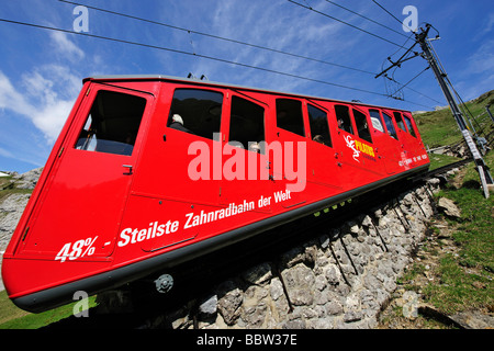 Zahnrad-Bahn auf dem Pilatus, ein Freizeit Berg in der Nähe von Luzern, die 48 % Steigung machen es die steilste Zahnradbahn railw Stockfoto