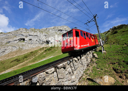 Zahnrad-Bahn auf dem Pilatus, ein Freizeit Berg in der Nähe von Luzern, die 48 % Steigung machen es die steilste Zahnradbahn railw Stockfoto