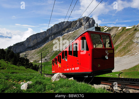 Zahnrad-Bahn auf dem Pilatus, ein Freizeit Berg in der Nähe von Luzern, die 48 % Steigung machen es die steilste Zahnradbahn railw Stockfoto