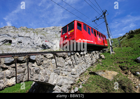 Zahnrad-Bahn auf dem Pilatus, ein Freizeit Berg in der Nähe von Luzern, die 48 % Steigung machen es die steilste Zahnradbahn railw Stockfoto