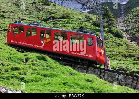 Zahnrad-Bahn auf dem Pilatus, ein Freizeit Berg in der Nähe von Luzern, die 48 % Steigung machen es die steilste Zahnradbahn railw Stockfoto