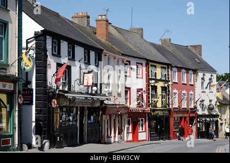 Reihe von alten Schaufenster entlang hoher Haupteinkaufsstraße in Kilkenny Stadt Süd-Irland Stockfoto