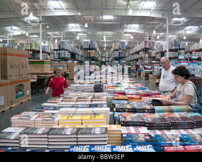 Kunden, die auf Bücher, Costco Lager, USA Stockfoto