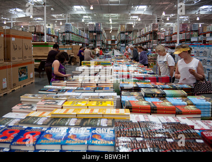 Kunden, die auf Bücher, Costco Lager, USA Stockfoto