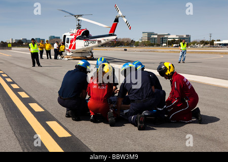 CAL FIRE Emergency Responders Helicopter @ Spezialoperationen training mit California Highway Patrol, AMR & San Mateo EMT Stockfoto