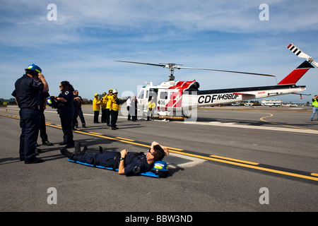 Notfall-Responder Spezialoperationen training mit CAL FIRE, California Highway Patrol, AMR & EMT Stockfoto