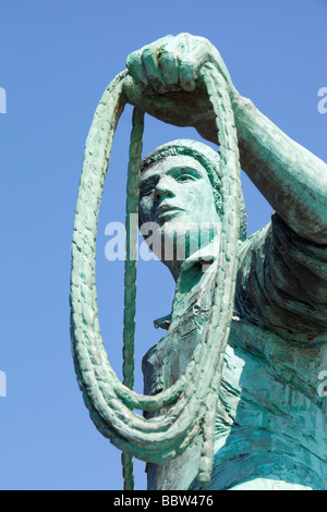 Eine Statue eines jungen Fischers durch lokale Künstler Tom Leaper in Newlyn ist ein Denkmal für Fischer auf See verloren Cornwall UK Stockfoto