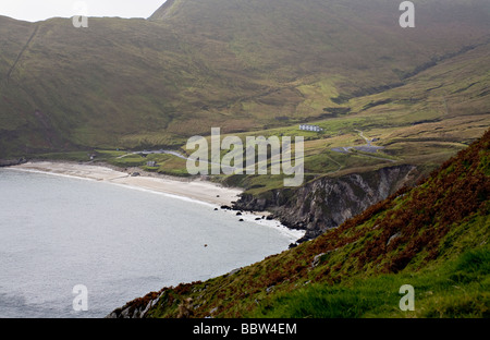 Am Ende der Straße: Kiel-Strand. Der Turnaround-Punkt von der Atlantic Drive auf Achill Island ist eine schöne blaue Flagge Strand Stockfoto