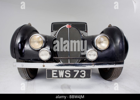 Niedrige Vorderansicht Studioportrait eines Sportwagens 1937 Bugatti Typ 57s Atalante Stockfoto