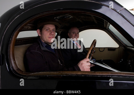 Oldtimer-Restaurator Nick Benwell und Bonhams Experte James Knight in einem 1937 Bugatti Typ 57s Atalante Sportwagen Stockfoto
