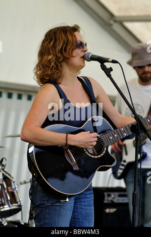 Frau mit Gitarre Gesang an Leamington Peace Festival, UK Stockfoto