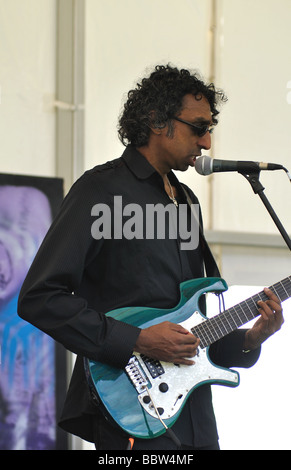 Mann, Gitarre spielen und singen bei Leamington Peace Festival, UK Stockfoto