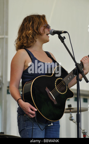 Frau mit Gitarre Gesang an Leamington Peace Festival, UK Stockfoto