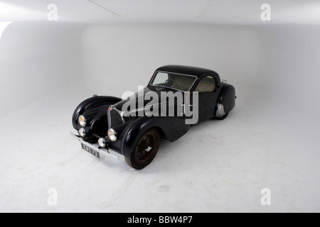 Hohe Sicht-Studio-Porträt eines Sportwagens 1937 Bugatti Typ 57s Atalante Stockfoto