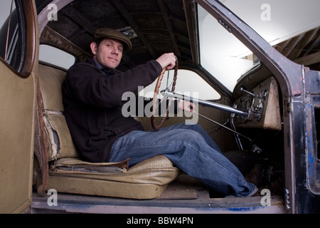 Oldtimer-Restaurator Nick Benwell am Steuer eines Sportwagens 1937 Bugatti Typ 57s Atalante Stockfoto