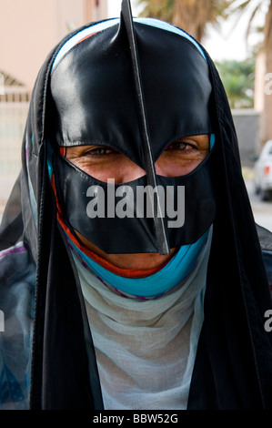 Beduinen-Frau trägt die traditionelle Maske in Nizwa Oman Stockfoto