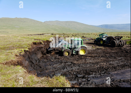 Großem Umfang Torf Aushub mit Maschinen aus einem Moor in County Tipperary die für Gartencenter Dünger Irland verwendet werden können Stockfoto