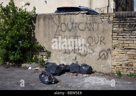 Orwell Graffiti gesprüht links von vertriebenen Bewohner auf gerenderte Ziegelwand auf nun verlassenen Anwesen Ödland Stockfoto