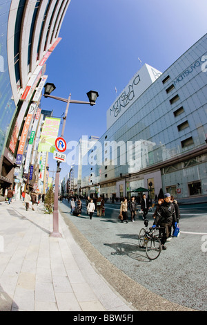 Menschen zu Fuß unterwegs in Ginza Markt Stockfoto