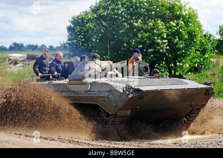 Tank-Fahrschule für Touristen, BMP gepanzerte Fahrzeug, Steinhoefel, Brandenburg, Deutschland, Europa Stockfoto