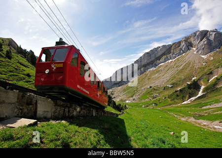 Zahnrad-Bahn auf dem Pilatus, ein Freizeit Berg in der Nähe von Luzern, die 48 % Steigung machen es die steilste Zahnradbahn railw Stockfoto