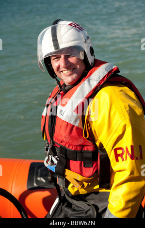 Männliche RNLI inshore Rescue Rettungsboot Crew-Mitglied voll Jacke Auftrieb Sicherheitsweste und Helm tragen Stockfoto