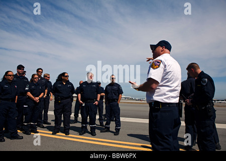 Notfall-Responder Spezialoperationen training mit CAL FIRE, California Highway Patrol, AMR & EMT Stockfoto