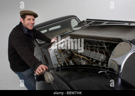 Oldtimer-Restaurator Nick Benwell und offener Motorhaube eines Sportwagens 1937 Bugatti Typ 57s Atalante Stockfoto