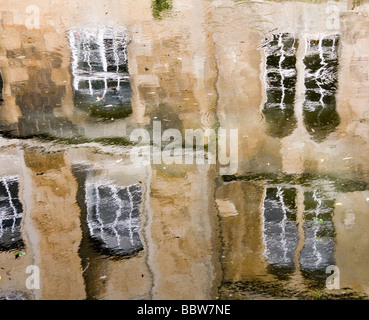 Reflexionen der Lager-Fenster in den Fluss Avon in Bradford-on-Avon, Wiltshire, UK Stockfoto