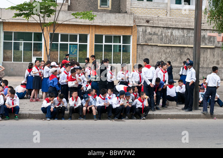 Streetshots Pjöngjang Nordkorea mit Gruppe von jungen Studenten warten auf ein Straße Auto Stockfoto