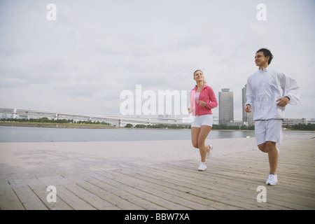 Junges Paar jogging am Kai Stockfoto