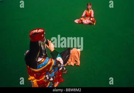Kostümierte Touristen posieren für Bilder im Splendid China Modell Dorf Themenpark in Shenzen, China Stockfoto