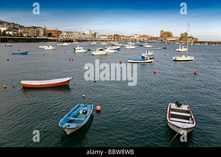 Barcas de Pesca Puerto Pesquero Castro Urdiales Kantabrien España Angelboote/Fischerboote in der Fischerei Hafen von Castro Urdiales Spanien Stockfoto